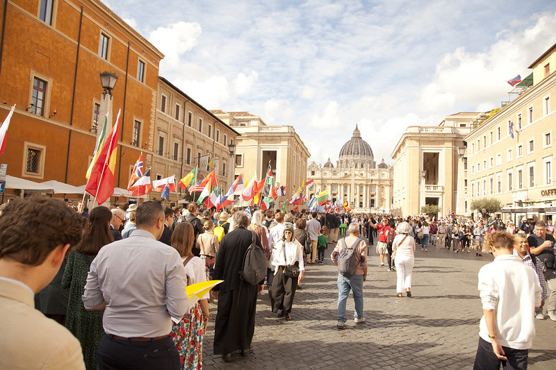 A thousand pilgrims approach St Peter's.